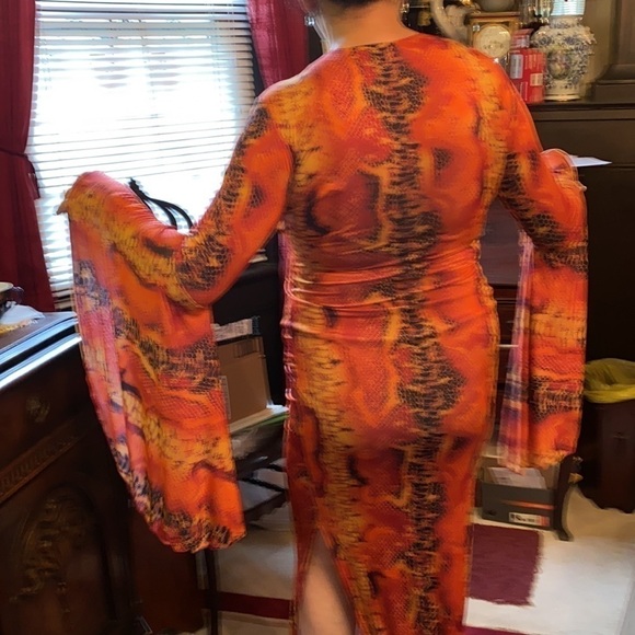 Featuring an orange material with a ombre Payton print design and long sleeve L - Picture 4 of 13